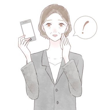 Takım elbiseli orta yaşlı bir kadın akıllı telefonuyla şaşırdı. Beyaz arkaplanda.