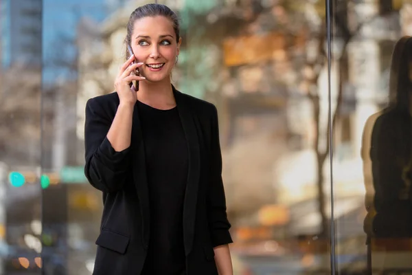 Una Exitosa Atractiva Mujer Negocios Moderna Hablando Por Teléfono Celular —  Fotos de Stock