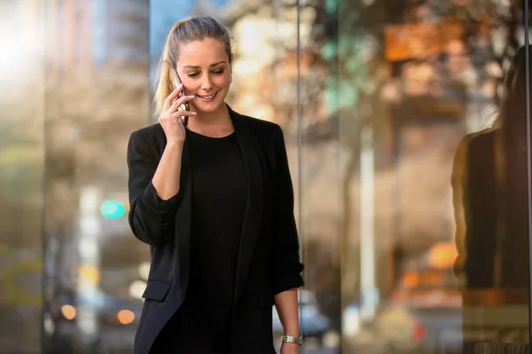 Retrato Estilo Vida Sincero Mujer Negocios Elegante Hablando Teléfono Celular — Foto de Stock