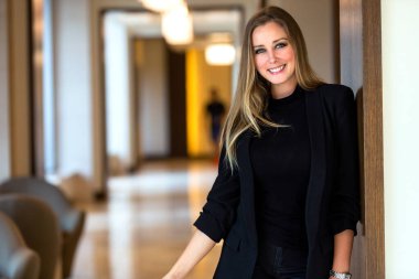 Ofisteki neşeli, neşeli, mutlu bir çalışanın ve liderin gizli portresi.