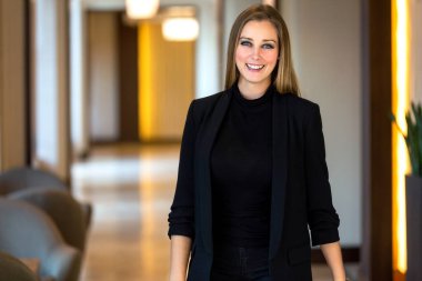 Zeki, zeki, arkadaş canlısı, yönetici bir iş kadınının portresi yönetici, danışman, ajan, takım elbiseli bir temsilci.