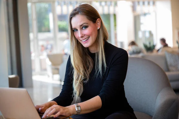 現代のビジネス女性起業家のライフスタイルの肖像 明るいワークスペースでノートパソコンと座って 笑顔と陽気な — ストック写真