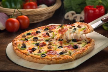 Sıcak peynir deluxe yüce pizza üzerinde bir tablo Restoran tarzı kesme tahtası bol yemek