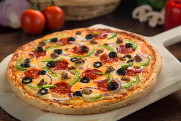 Aproape de o uimitoare pizza supremă coaptă făcută din ingrediente de grădină de cel mai bun bucătar-șef — Fotografie, imagine de stoc