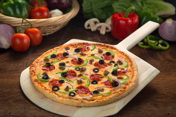 Täydellinen pizza ylin kasvissyöjä pepperoni ja makkara tarjoillaan tuoretta ja kuumaa valmis syömään — kuvapankkivalokuva