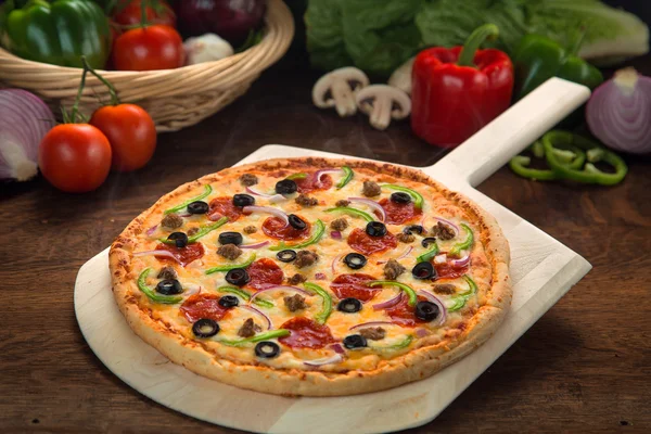 Pizza perfectă veggie supremă cu pepperoni și cârnați servit proaspăt și fierbinte gata să mănânce — Fotografie, imagine de stoc