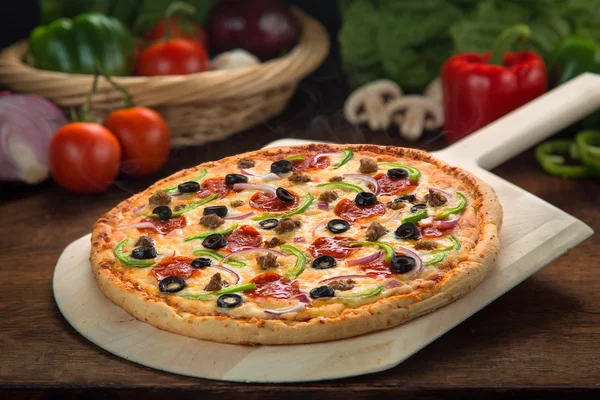 Primer plano de una increíble pizza suprema recién horneada hecha de ingredientes de jardín por el mejor chef —  Fotos de Stock