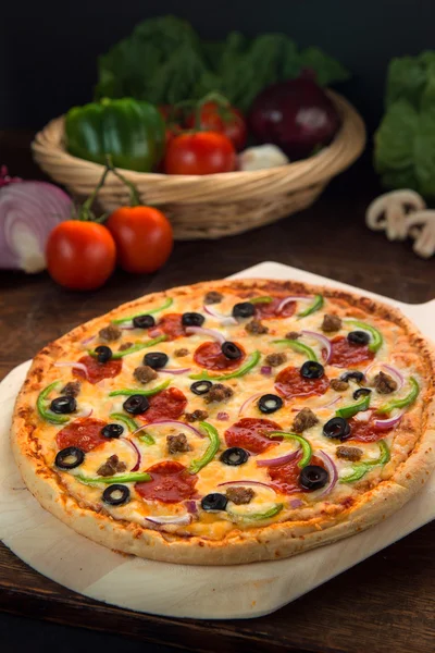 Fotografie verticală de pizza delicioasă Deluxe supremă coaptă proaspăt din cuptor lângă ingrediente — Fotografie, imagine de stoc