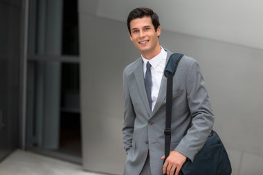 İş yürütme genç yetişkin başarılı gülümseyen kurumsal çalışma adam yakışıklı portre