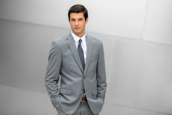 Beau portrait de cadre de la finance masculine debout avec confiance et habillé dans un style moderne — Photo