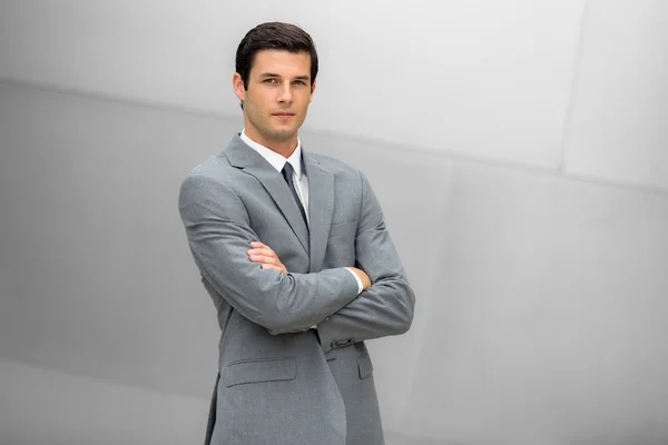 Starke gut aussehende selbstbewusste Geschäftsmann Porträt posiert mit erfolgreicher Haltung und posiert in einem modischen Anzug — Stockfoto