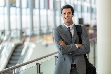 Seyahat için iş yerinde Havaalanı istasyonu kendinden emin ve başarılı ifade işadamı icra