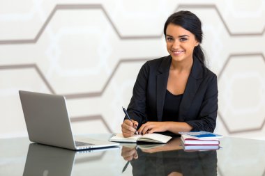 Office danışman yönetici kadın işletme finansı çalışırken gülümseyen takım elbiseli