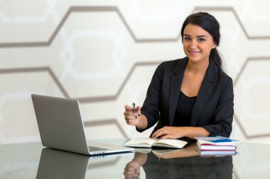 Kurumsal Görevlisi Office danışman yönetici kadın işletme finansı çalışırken gülümseyen takım elbiseli