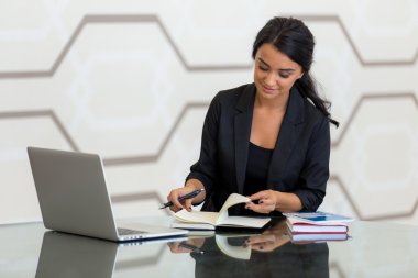 Kurumsal erkek meşgul çalışma işyeri ofis yansıma tablo modern arka plan, yazma