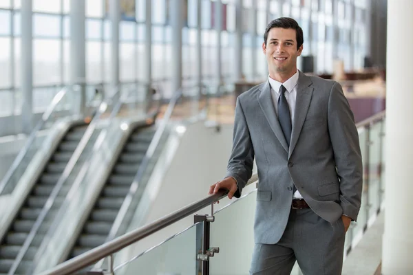 Uomo d'affari ritratto professionale posa in viaggio per lavoro presso la stazione aeroportuale espressione fiduciosa e di successo — Foto Stock