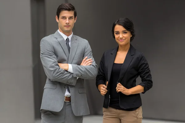 Poderoso retrato de pose confiante de um novo e moderno novo negócio legal de empresa de equipe — Fotografia de Stock