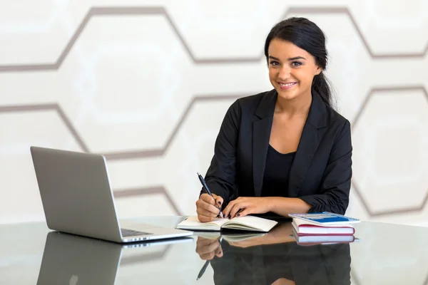 Office danışman yönetici kadın işletme finansı çalışırken gülümseyen takım elbiseli