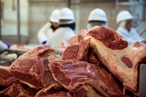 Tumpukan dan tumpukan banyak daging kelimpahan mentah sisi merah memotong daging sapi — Stok Foto