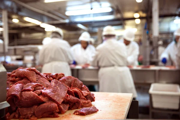 Mucchio di carne cruda esposto e scoperto presso l'impianto di imballaggio delle carni — Foto Stock