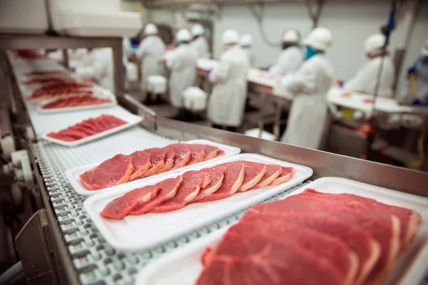 Chuletas de cerdo en planta de embalaje de fábrica de manipulación orgánica cruda — Foto de Stock