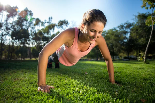 Mulher exercitando na natureza sorriso natural feliz e forte no campo de grama dia ensolarado — Fotografia de Stock