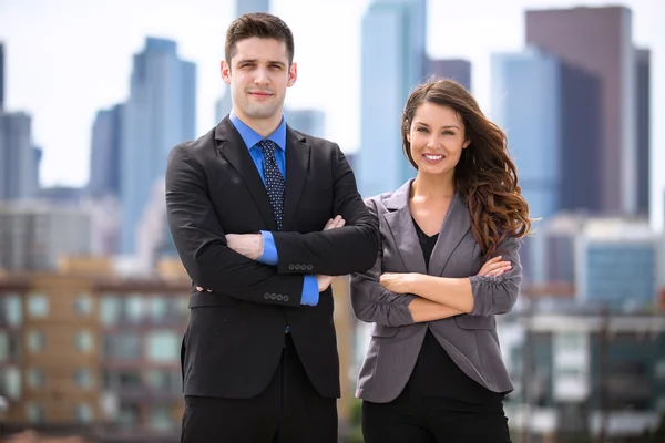 Portrait of handsome businessman and woman confident against downtown skyline buildings — Φωτογραφία Αρχείου