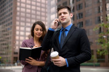 Erkek ve kadın girişimciler kişisel asistan Sekreter notlar cep telefonu alarak
