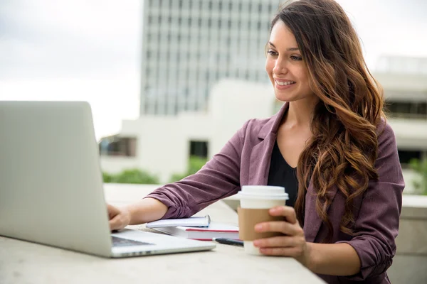 Hermosa joven escritor estudiante universitario blogger periodista web internet ordenador con café — Foto de Stock