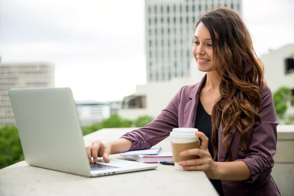 Attrayant femelle au café sur son ordinateur de travail indépendant réseau social indépendant — Photo