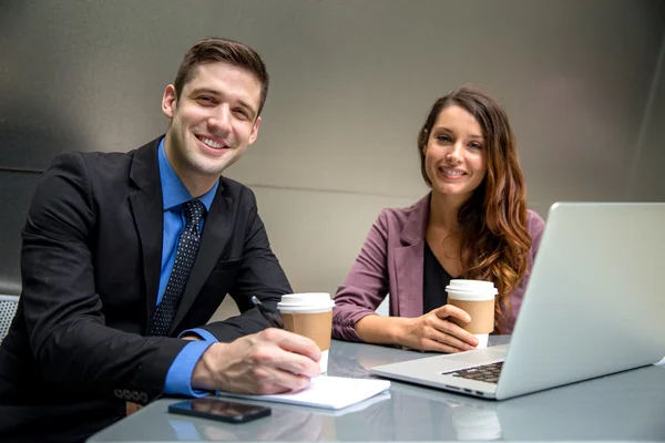 Homem e mulher ambiente de negócios executivo no computador portátil com advogados de finanças de café — Fotografia de Stock