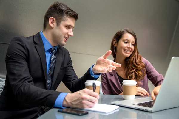 Glada unga ungdomlig arbeta miljö team strategizing på anteckningar med dator möte — Stockfoto