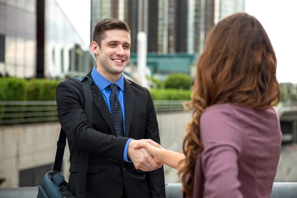 Красивый бизнесмен-адвокат приветствует нового сотрудника команды коллег по работе с клиентами рукопожатием — стоковое фото