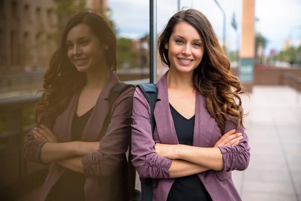 Moderne professionelle stilvolle Frauenarme gefaltet Porträt steht zuversichtlich neuen Job — Stockfoto