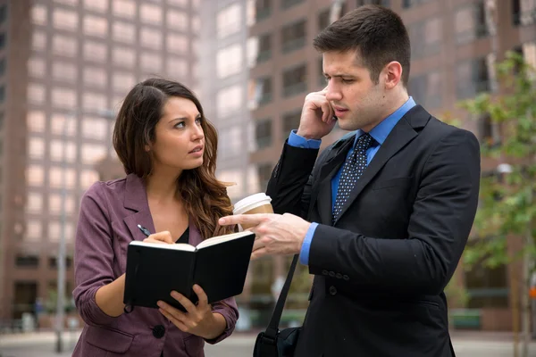 Teamwork männlich und weiblich gemischte Arbeitsumgebung Notebook Lifestyle — Stockfoto