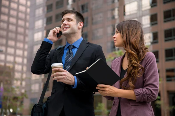 Exitoso director ejecutivo de la empresa con los empleados viajando y colaborando — Foto de Stock