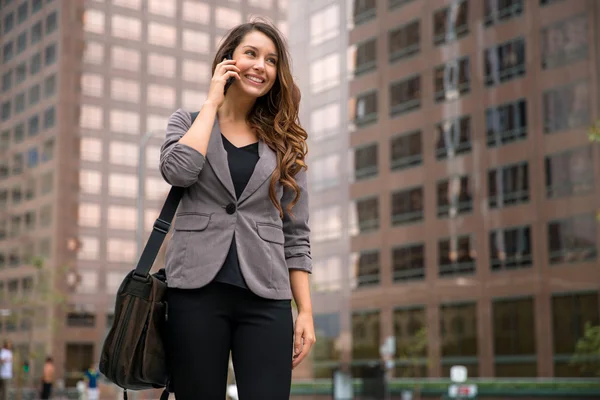 Empresaria en celular con café en un traje caminando llamada ejecutiva activa en la ciudad —  Fotos de Stock