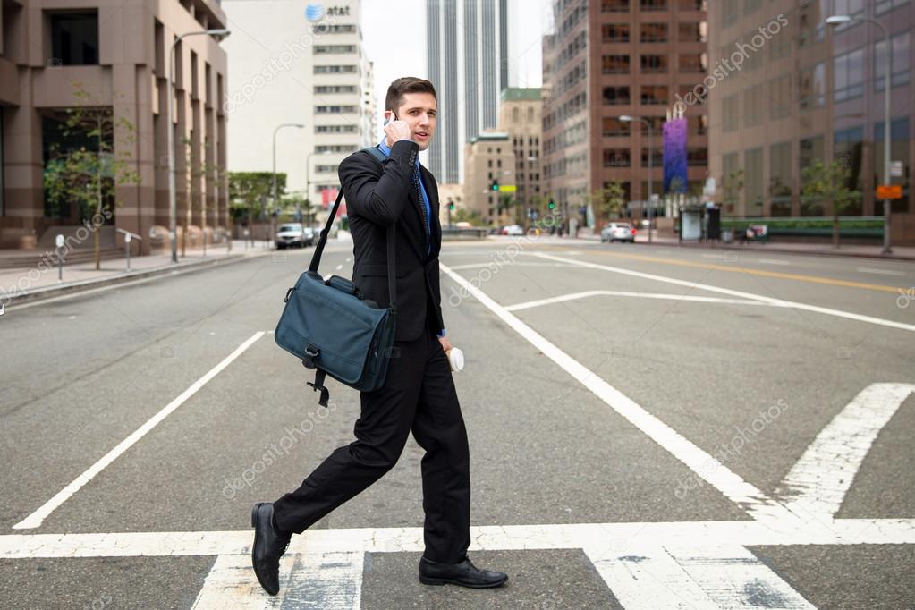 Pole emploi en Marche traverse la rue avec Macron Depositphotos_78844222-stockafbeelding-zakenman-oversteken-van-de-straat