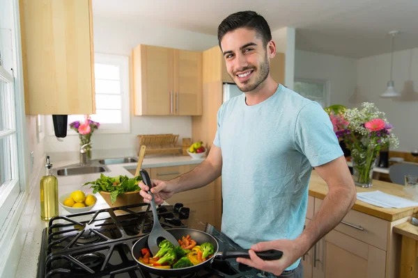 Único homem bonito cozinha em casa sozinho uma refeição nutritiva almoço jantar chef — Fotografia de Stock