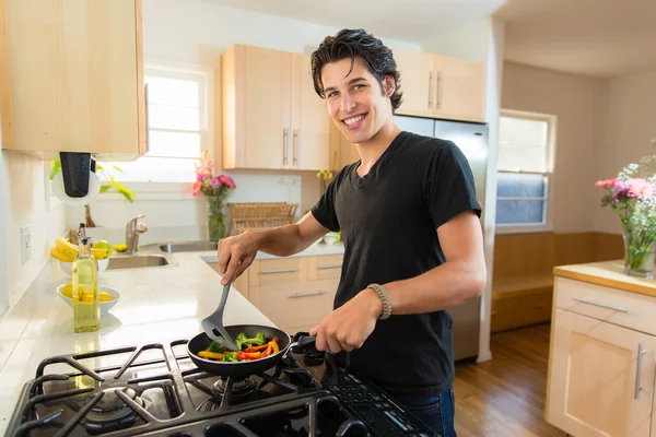 Schöner Hauskoch Einzelporträt Kochen Gemüse vegane Mahlzeit auf Herd Grill — Stockfoto