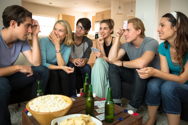 Intenso jogo de poker entre amigos jogando cartas dentro de casa festa beber cerveja — Fotografia de Stock