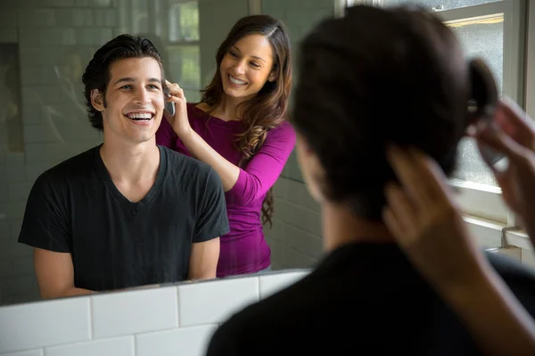 Attrayant couple belle femme de cheveux aime mans pleine tête de coupe de cheveux en bonne santé — Photo