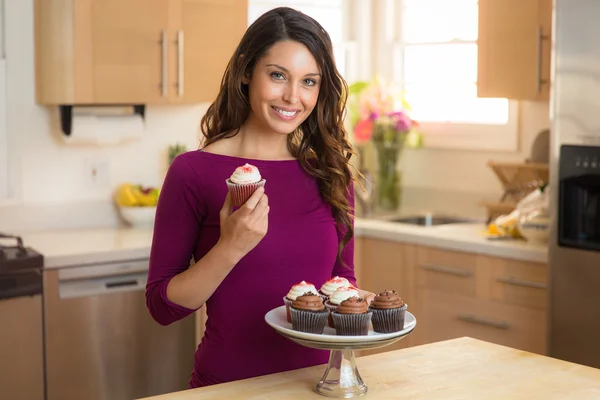 Retrato de cozinheiro caseiro chef bonito em casa com sobremesa cupcakes doces caseiros — Fotografia de Stock