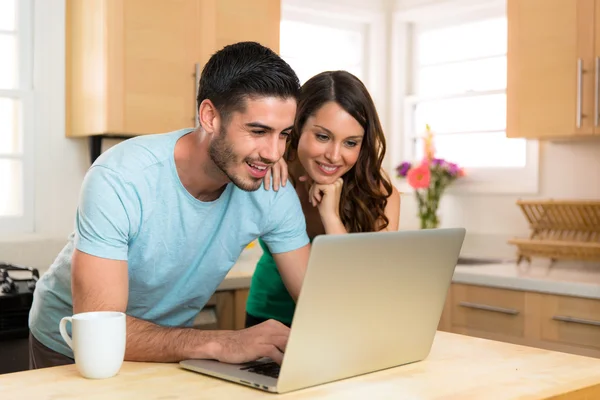 Portrait de modèle homme et femme belle belle maison sur ordinateur portable avec café le matin jour cuisine maison lumineuse — Photo