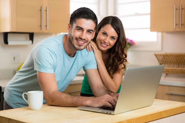 Pareja marido y mujer escribiendo en el nuevo ordenador portátil moderno dispositivo blogging compartir chat —  Fotos de Stock