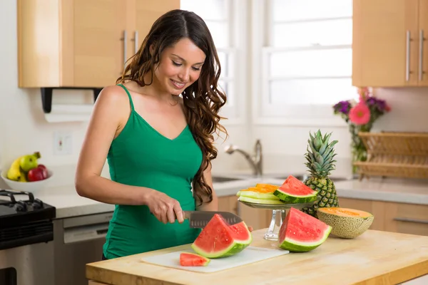 Dona de casa em casa na cozinha placa de corte frutas de verão nozes paleo dieta perda de peso estilo de vida saudável — Fotografia de Stock
