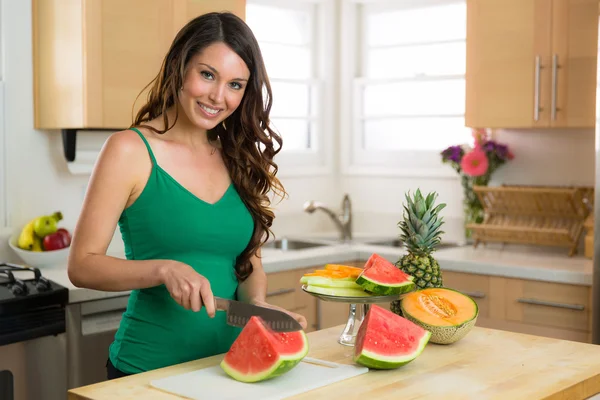 그녀의 아 이들이 과일 저칼로리 다이어트 영양 유기 채식주의 라이프 스타일에 대 한 식사를 준비 하는 주부 — 스톡 사진