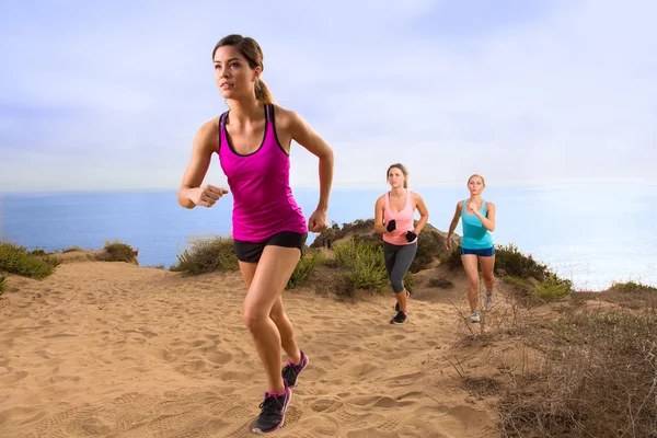 Löpare jogging på vandring på mountain trail bana utomhus i sportkläder cross country uthållighetsträning — Stockfoto