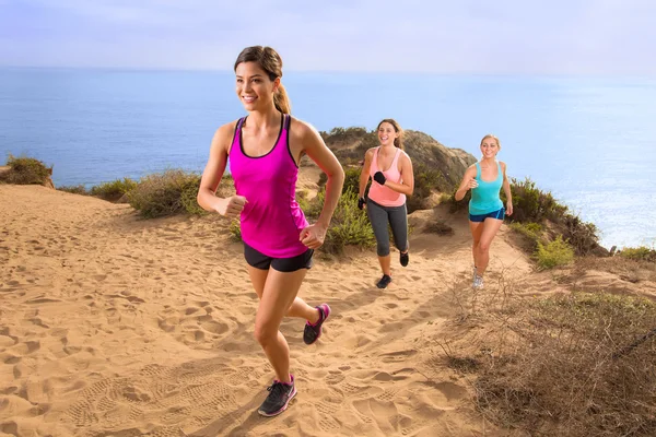Ejercicio equipo fitness grupo jogging running senderismo sendero colina en la naturaleza — Foto de Stock
