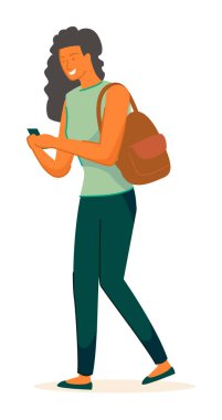 Beyaz telefondan izole edilmiş akıllı telefonla mesajlaşan bir kadın.